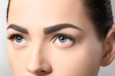 Peut-on faire un microblading à paris pendant la grossesse ?