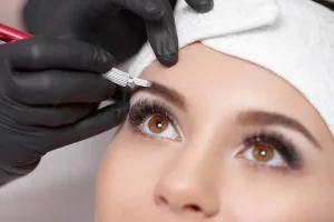 Peut-on se démaquiller après un microblading à paris ?