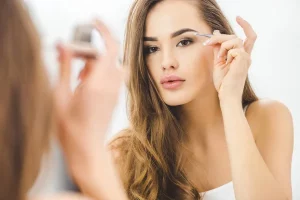 Peut-on cumuler microblading à paris et extensions de cils ?