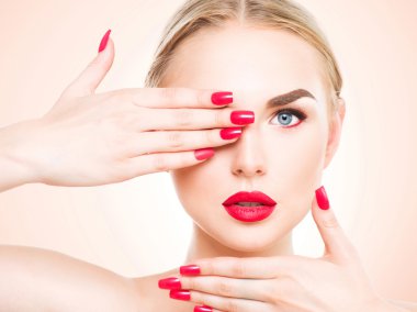 Les célébrités qui adoptent le microblading à paris